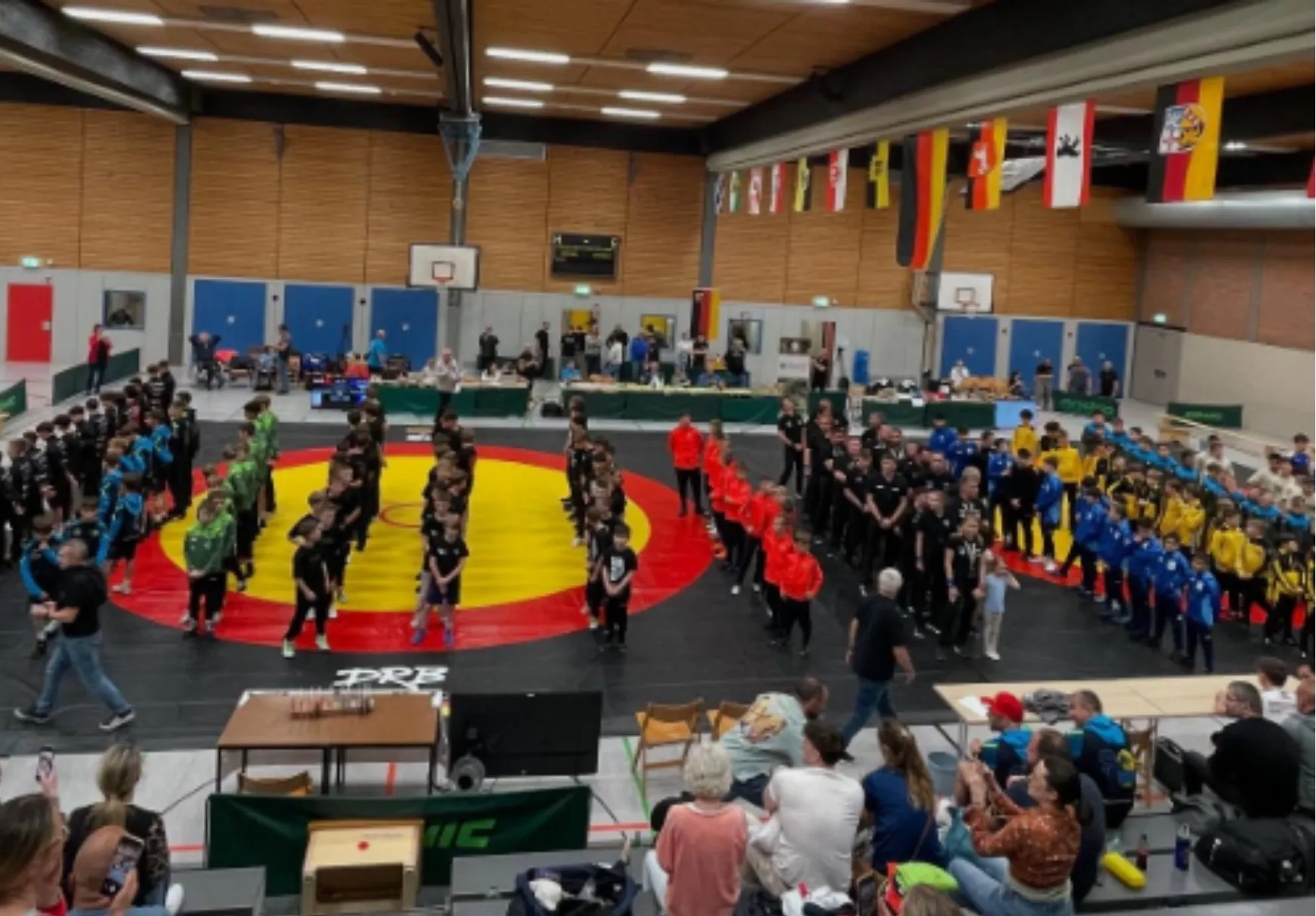 Eröffnung einer Deutschen Meisterschaft: die Mannschaften der Landesverbände stehen rund um die Matte